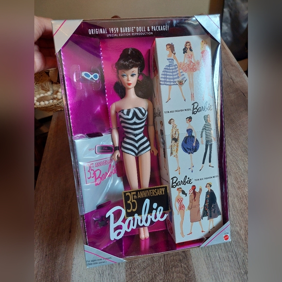 Barbie Doll 35th Anniversary Brunette Special Edition 1993 #11782 - Picture 2 of 11
